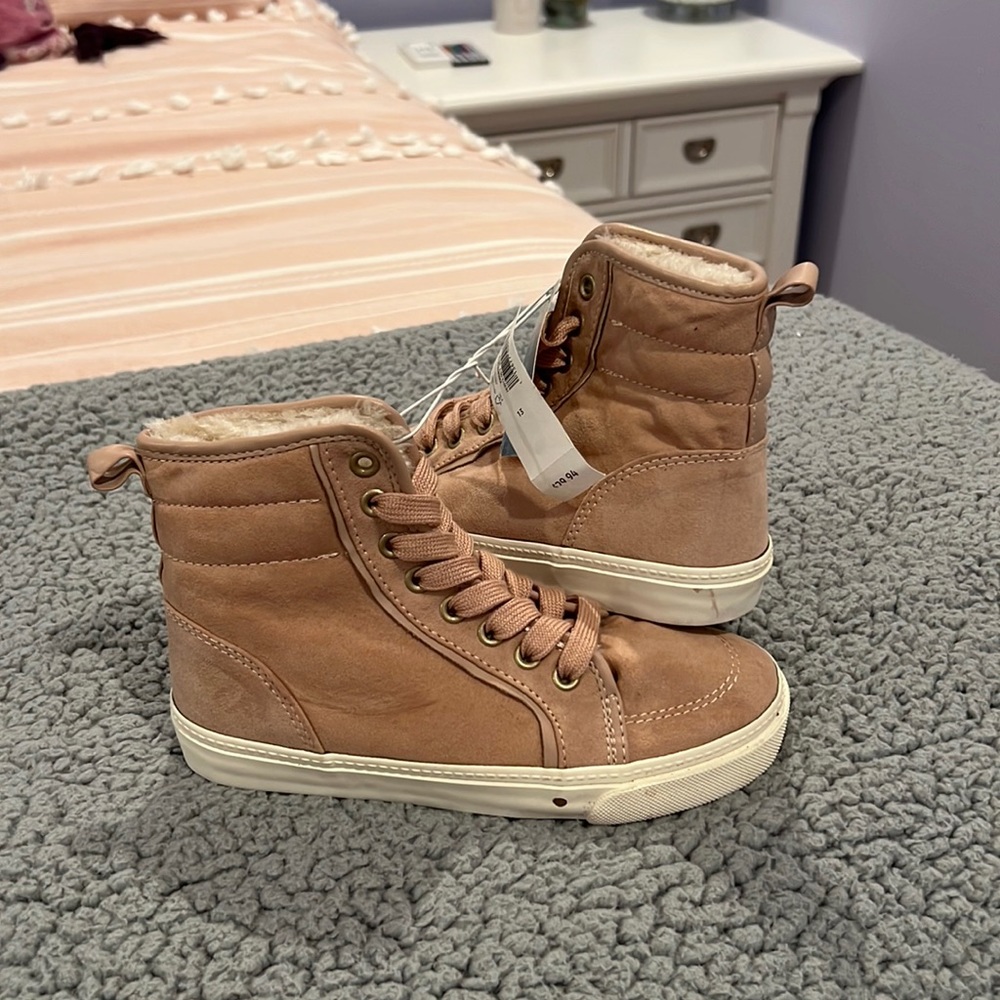 Light pink Old Navy fuzzy boots